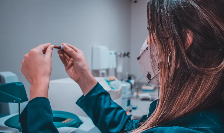 Profissional no laboratório do Santa Vida Estreito