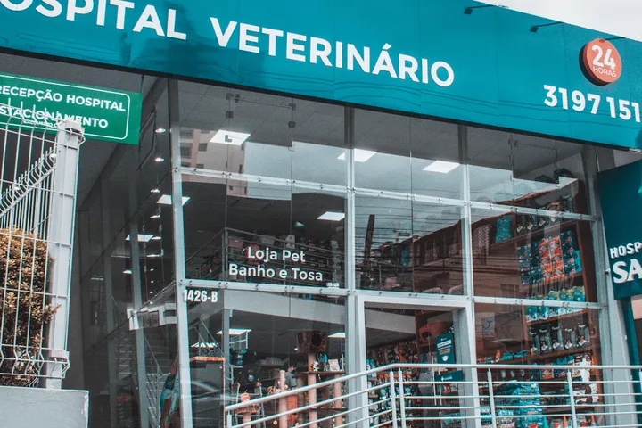 Fachada do Santa Vida Estreito com a loja pet e banho e tosa